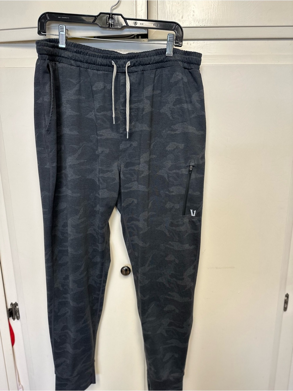 Vuori Men's Black Camo Joggers